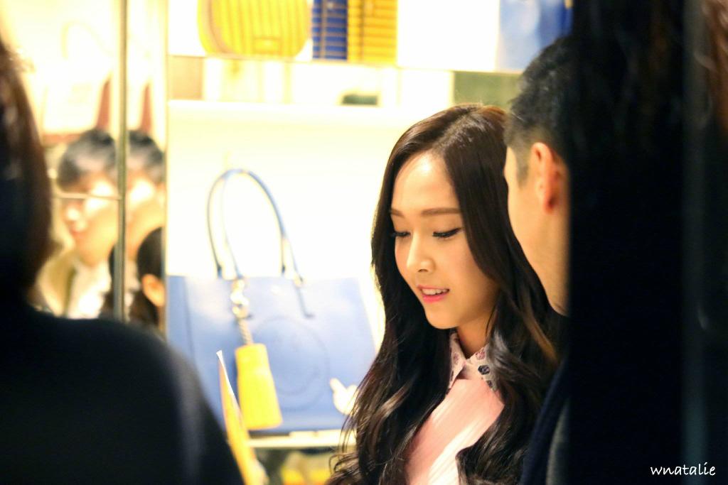[PIC][18-01-2015]Jessica khởi hành đi Hồng Kông để tham dự sự kiện "Anya Hindmarch" vào chiều nay B7uHBccCIAA0Tm2