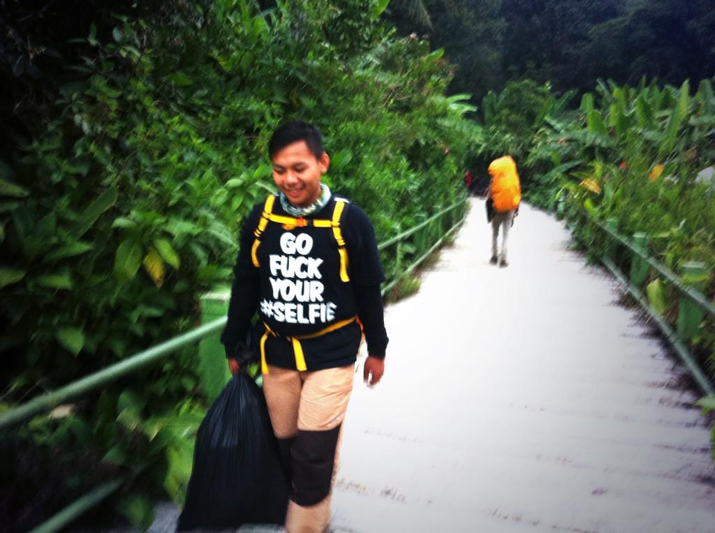 fikrimjhd's tweet photo. Walaupun merepotkan tetapi ini menjadi tugas wajib hahaha http://t.co/joHdqp22xA