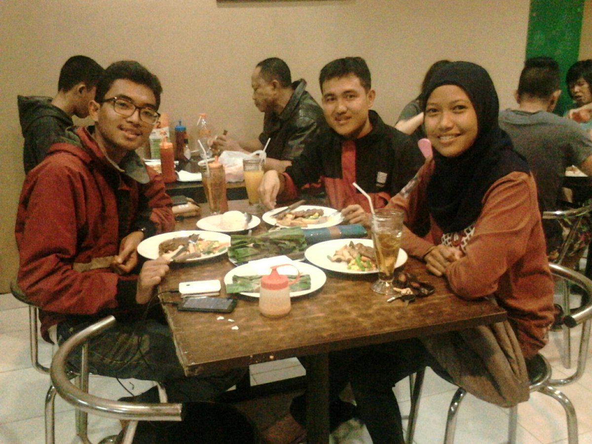 hakim_mb's tweet photo. Dinner in Joni Steak Jl Gajah Mada @yudhady28 @Affriyyani http://t.co/ohhQBscdPR