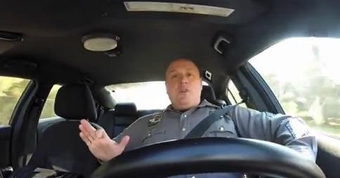 Ha vuelto a pasar, las cámaras de los coches policía nos traen la última de este agente> mdia.st/1uhVE49