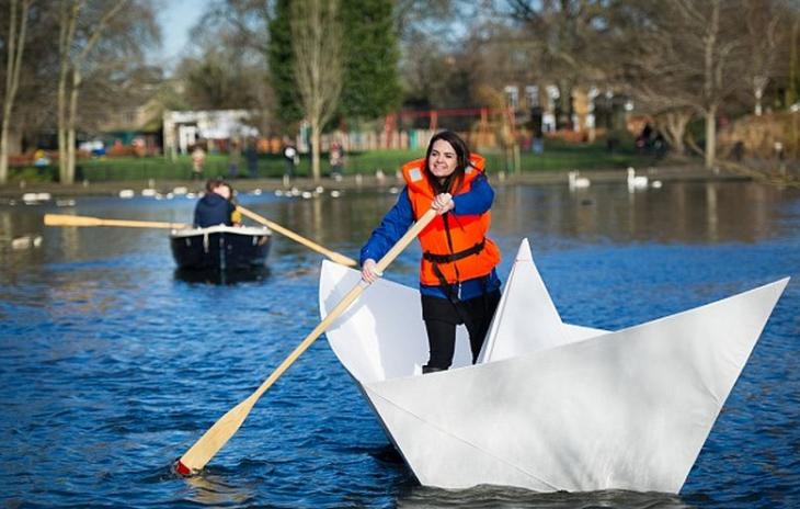WebCuriosa's tweet photo. Un barco de papel gigante navega por un lago de Londres (Fotos) - http://t.co/8r4112OaR4 http://t.co/w32WDV04nx