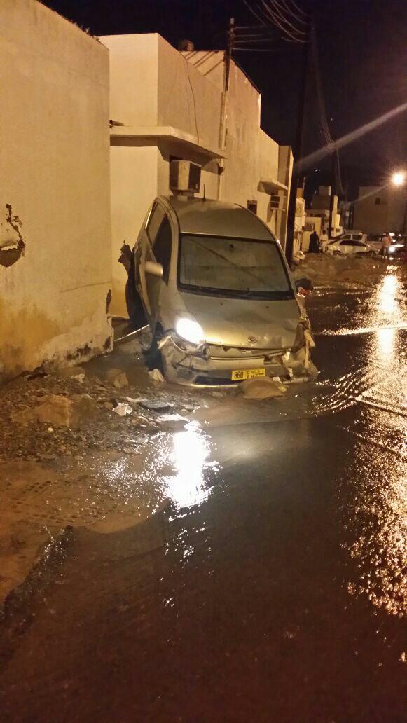 WeatherOman's tweet photo. وادي الحمرية يجرف ما يقارب 30 سيارة - #مركز_رذاذ #طقس_عمان #الحمرية_تغرق 
@al_wisal http://t.co/zk3LCFYM5t