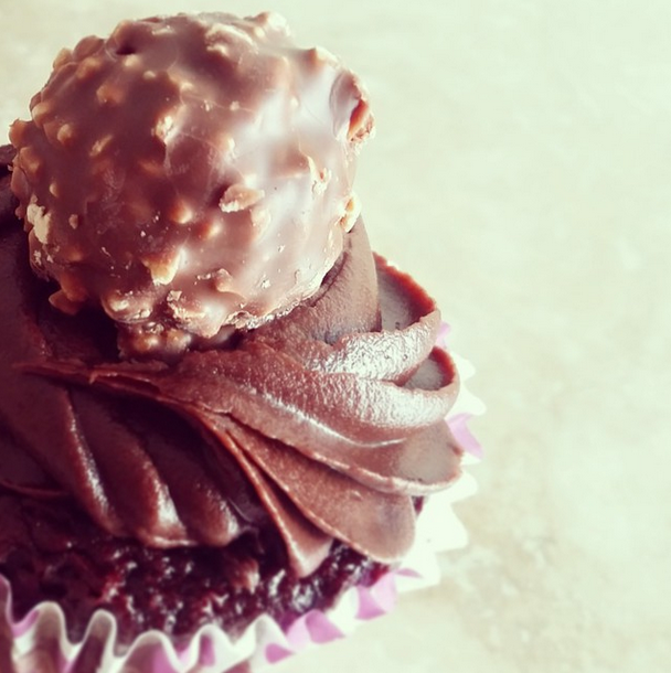 FerreroRocherCA's tweet photo. Start your week off in the best way. #FerreroMoment #Dessert #Cupcake #Yum {A regram from @yobanana_inc} http://t.co/0gpBYHssK9