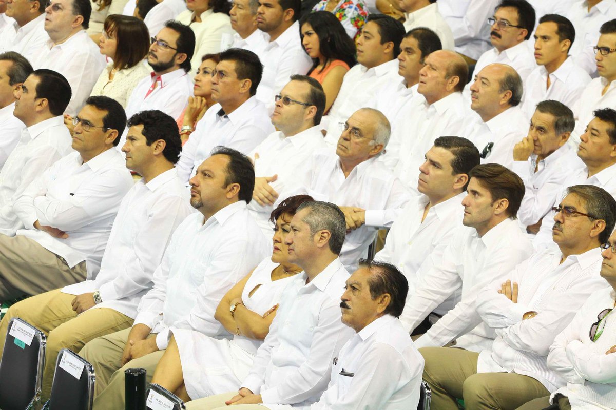 FTorresRivas's tweet photo. Al final del #2InformeRZB, el Gobernador @RolandoZapataB anunció ayer el regreso a Yucatán de la Cervecería Modelo. http://t.co/PUWu5xm6Zw