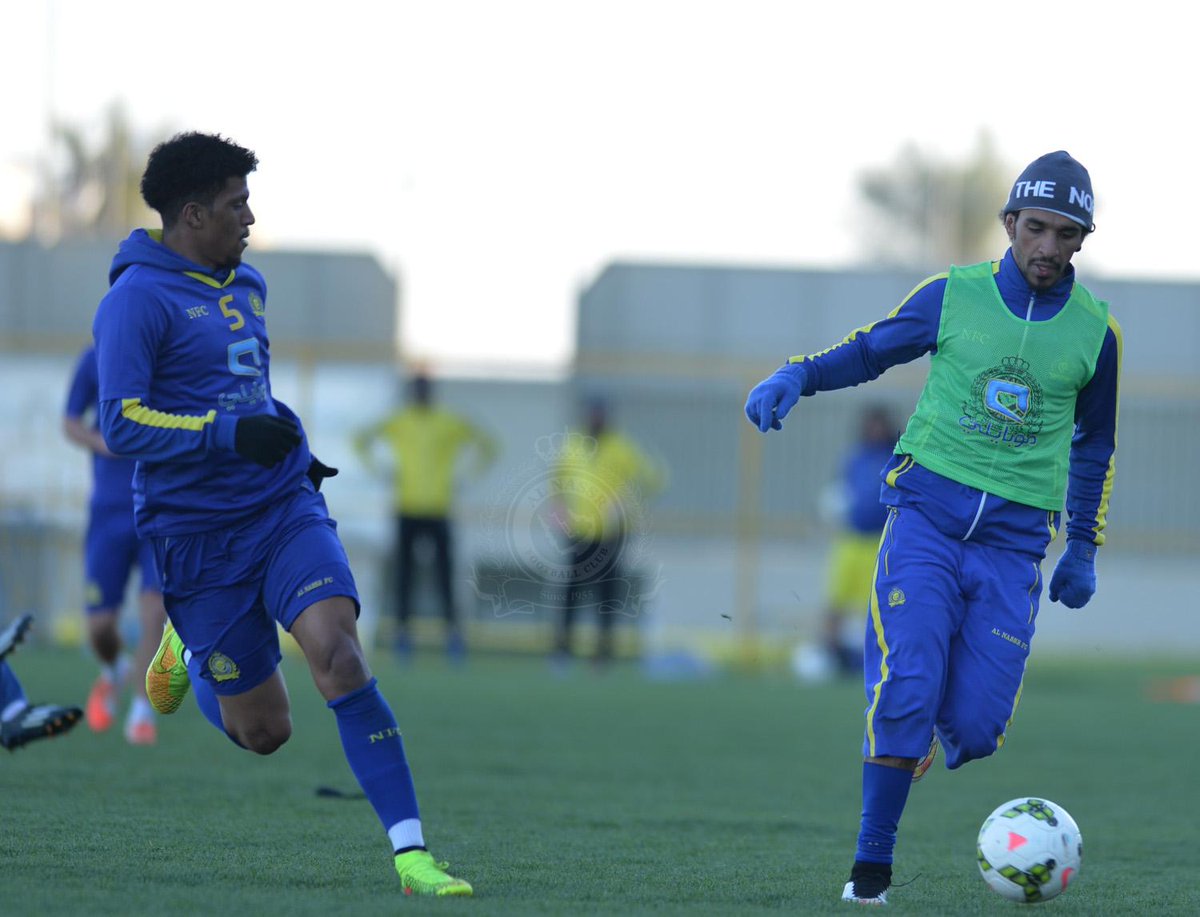 AlNassrFC's tweet photo. بعد ذلك قسم داسيلفا الفريق لمجموعتين لعبوا مناورة كروية على كامل الملعب شارك فيها مهاجم الأولمبي طارق العواد .
#NFC http://t.co/ybXUVlZrb7