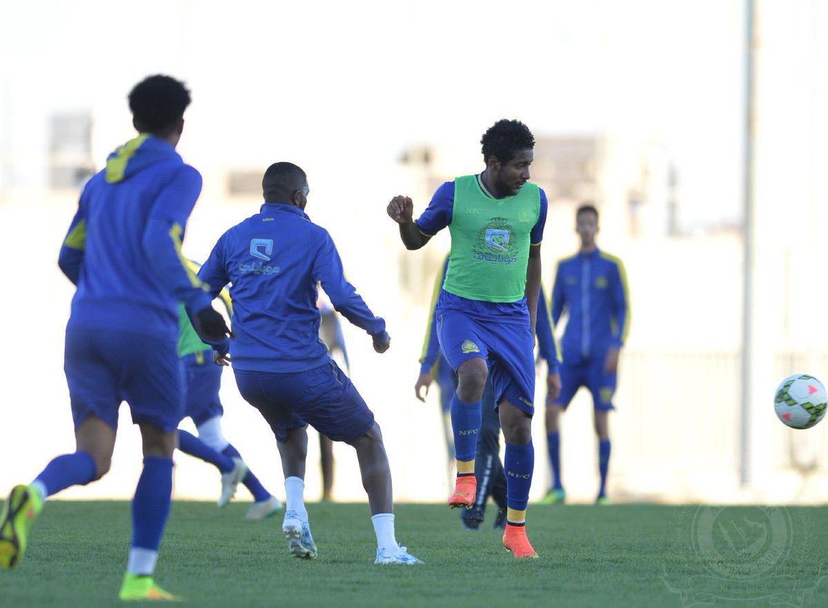 AlNassrFC's tweet photo. بعد ذلك قسم داسيلفا الفريق لمجموعتين لعبوا مناورة كروية على كامل الملعب شارك فيها مهاجم الأولمبي طارق العواد .
#NFC http://t.co/ybXUVlZrb7