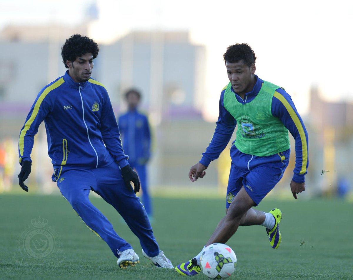 AlNassrFC's tweet photo. بعد ذلك قسم داسيلفا الفريق لمجموعتين لعبوا مناورة كروية على كامل الملعب شارك فيها مهاجم الأولمبي طارق العواد .
#NFC http://t.co/ybXUVlZrb7