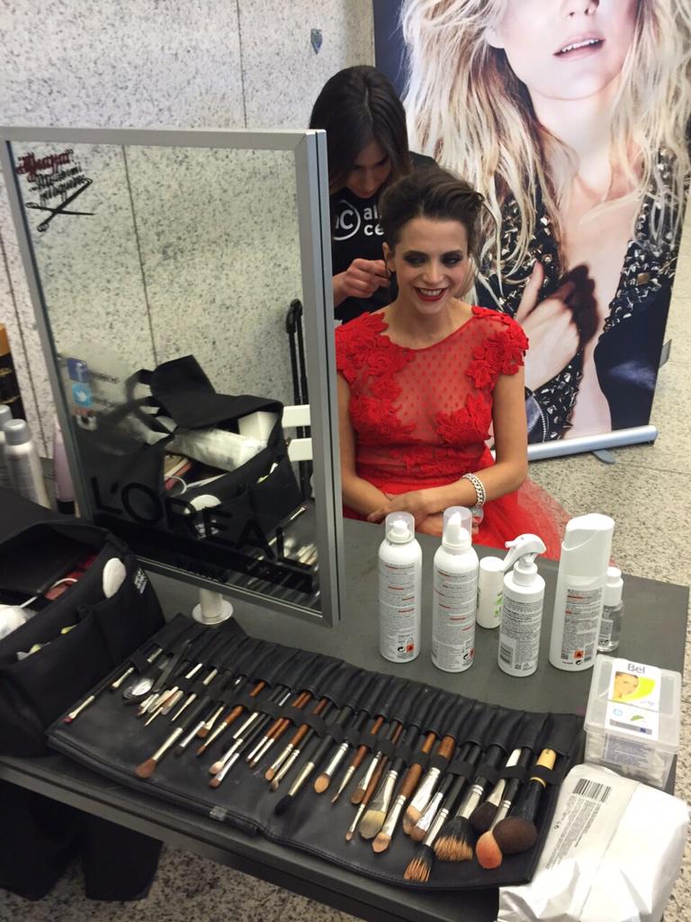 PremiosGoya's tweet photo. Últimos retoques de @GmezMacarena antes de la Fiesta de Nominados. #nominadosGoya #Goyas2015 http://t.co/IEucb0LrXm