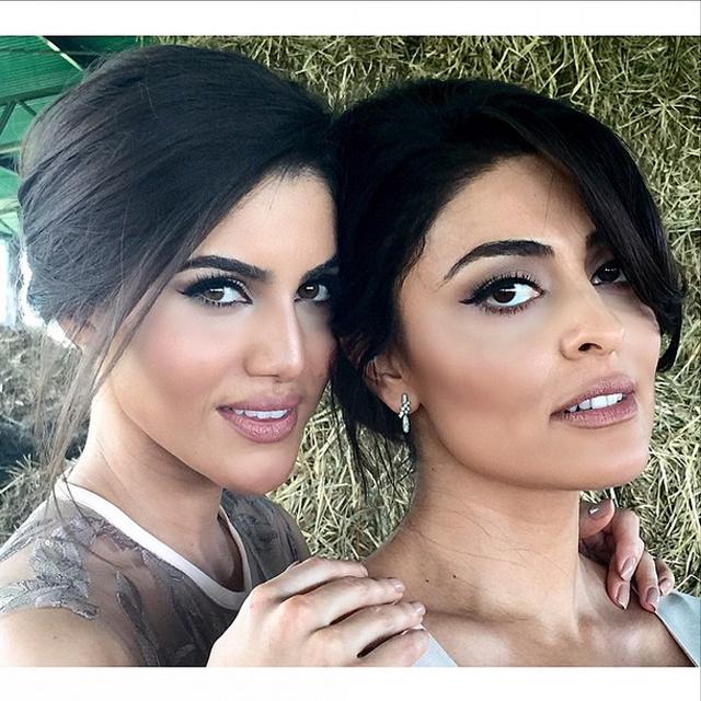 Pose para a foto com as musas <a href="/camilacoelho/">Camila Coelho</a> e @julianapaesoficial Novidades chegando! #lepostiche