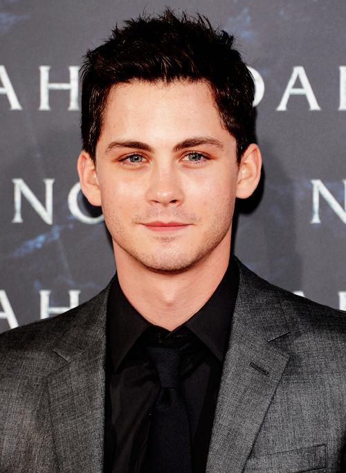 Pq 23 anos com essa carinha de bebê é só pra quem pode ((:
Happy Birthday Logan Lerman From Brazil 