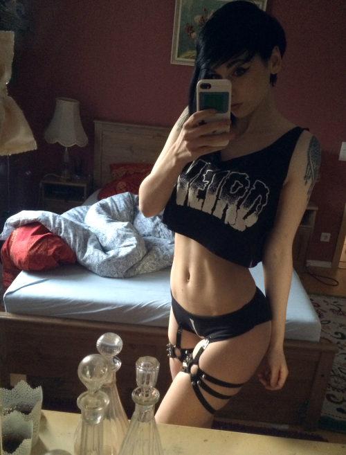 18_selfies's tweet photo. Babe mirror shot, would tap that #selfie http://t.co/618d58YPQi