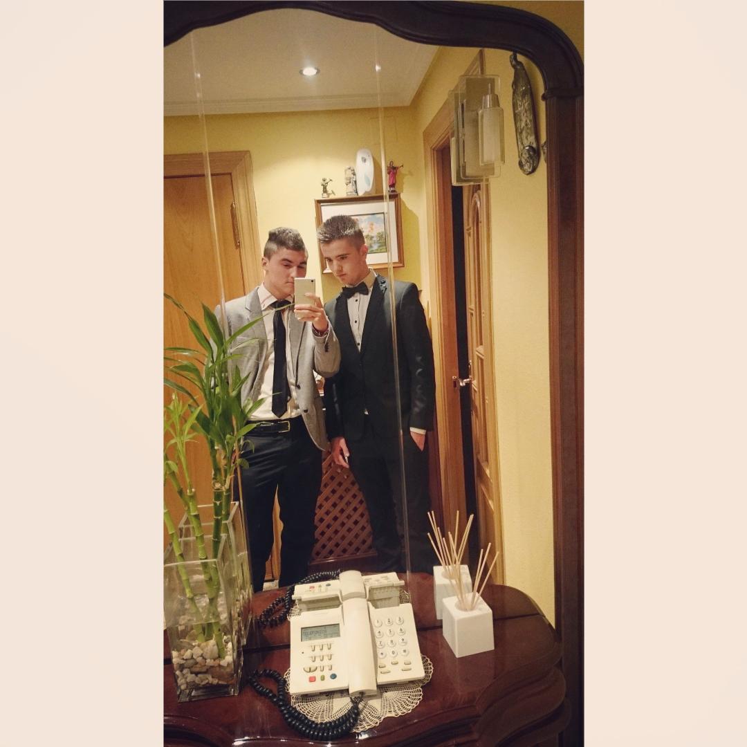yeison_6's tweet photo. -" Pero como eres tan personaje amigo?"
-"Bueno si se te puede llamar amigo"
#Nanitttttttttt🍀😳😳 http://t.co/NyaM0LtKFp