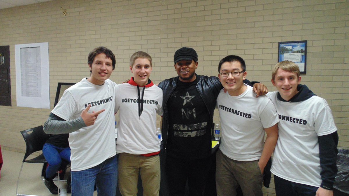 NhsVja's tweet photo. . @RealSway speaks with CPS students about the importance a college education is. Certain NHS volunteers met w/ Sway http://t.co/sVHQmclClb