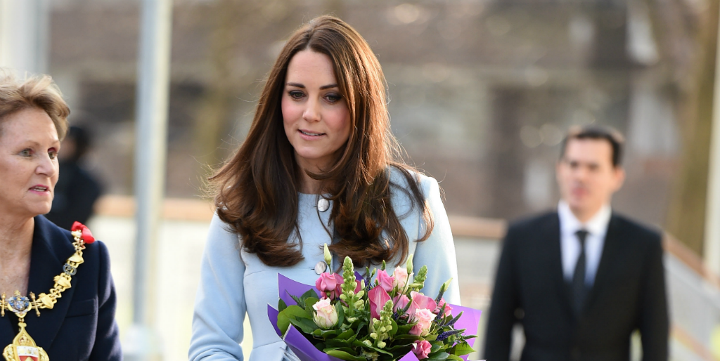 lips_closed's tweet photo. The Duchess of Cambridge (and her bump!) bundle up in baby blue: http://t.co/Kap2EGGUYK http://t.co/fBv9bbUtdr