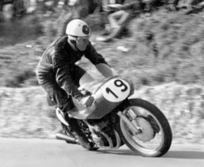 Motosan_es's tweet photo. Hoy nos vamos mucho más atrás, años '50. #TrivialMotoGP
Quién soy? Cuál es la marca de mi moto? Qué logré en #500cc? http://t.co/H8u7CkZZaG