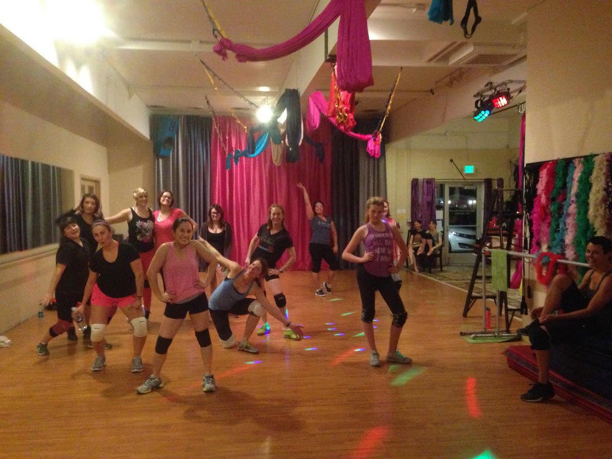 ECLEKTICKA's tweet photo. Twerkin' Hip Hop tonight at @OphidiaStudio at 6:00.  If you haven't been to the studio before the first class is $5! http://t.co/M0d6zZq3fc