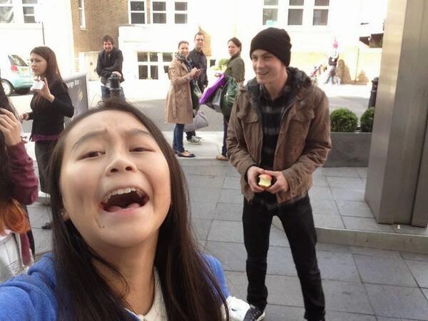 Eu te entendo 
o fandom te entende Happy Birthday Logan Lerman From Brazil  queria ser essa maçã