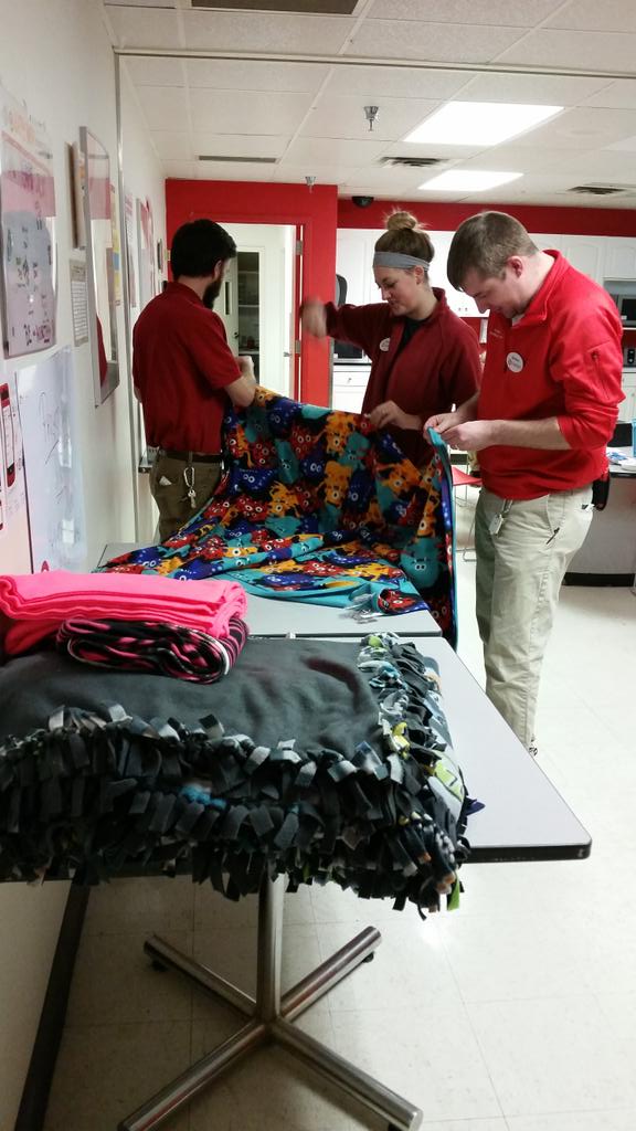 jenthoreson658's tweet photo. blankets on break #dayofservice #D143BestinCommunity #projectignitelight @tinajeanmiller1 @KariKarsky @Howard_JoshT http://t.co/Fl96QTO7G8
