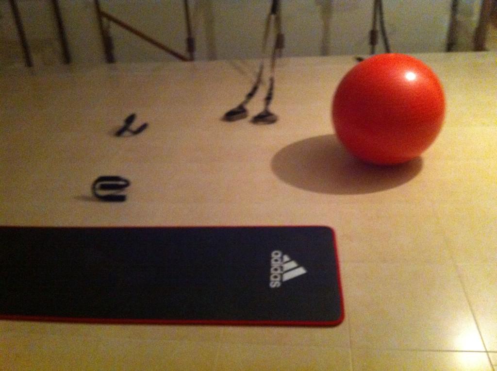 pherrero's tweet image. Después de salir de la tienda tarde por las rebajas, y sentir el frío q hace hoy mejor entreno en casa