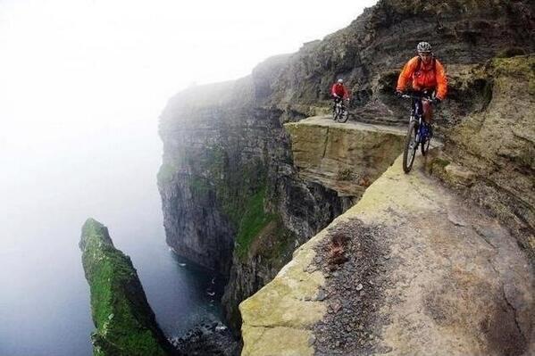 _Paisajes_'s tweet photo. Ciclismo de montaña en los acantilados de Moher, Irlanda. ¿Tu lo harías? RT http://t.co/k737DqP3Zb