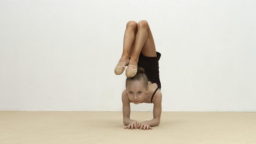 Performative identity exploration <a href="/MarianGoodman/">Marian Goodman Gallery</a> #Paris by <a href="/rinekedijkstra/">Rineke Dijkstra</a> goo.gl/s3Ru9U #amazing #videoart