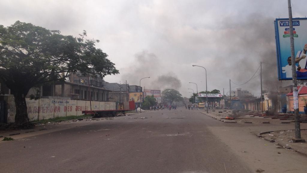 RFI's tweet photo. Loi électorale en RDC: journée meurtrière à Kinshasa http://t.co/4aYwqY87pd http://t.co/qPA5P7tAho