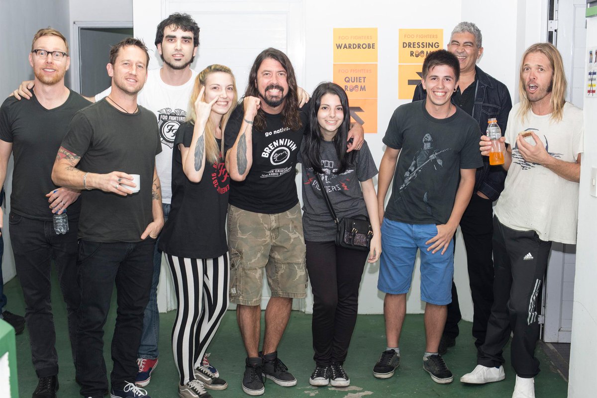 Vorterix's tweet photo. #VorterixFoo @FooFighters ayer con los ganadores del @vorterix Meet&greet! Morite de envidia! http://t.co/DQG9Z1flSc