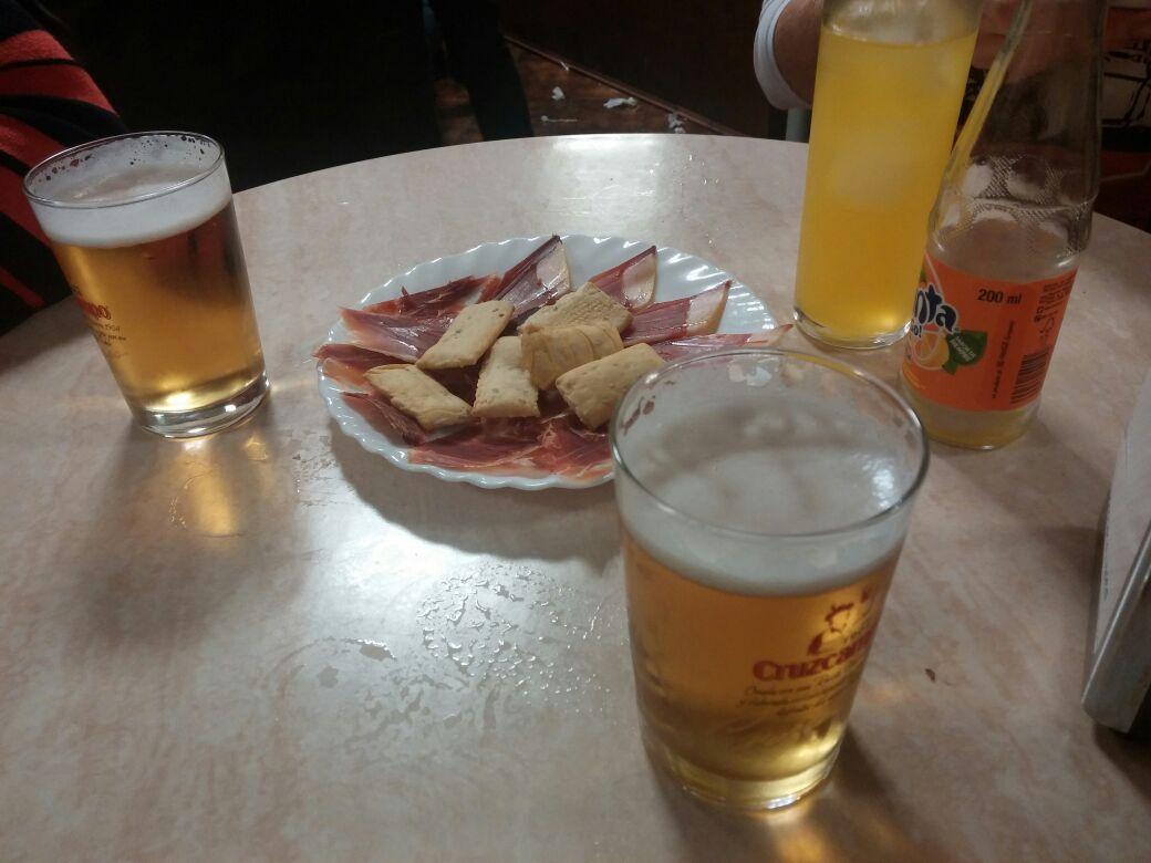 Navas_04's tweet photo. Estratégica:cuanto + estudias - te sabs!Solución:irse de cañas la noche d ants dl examen@Danicumo @GruasJmr @Navas_04 http://t.co/OBX1g7iA2H