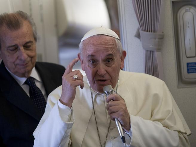 Corriere's tweet photo. Il Papa: «Essere cattolici non  significa far figli come conigli  Il pugno? Prudenza» video http://t.co/QR5r2QD4x3 http://t.co/IIdcurzfnR