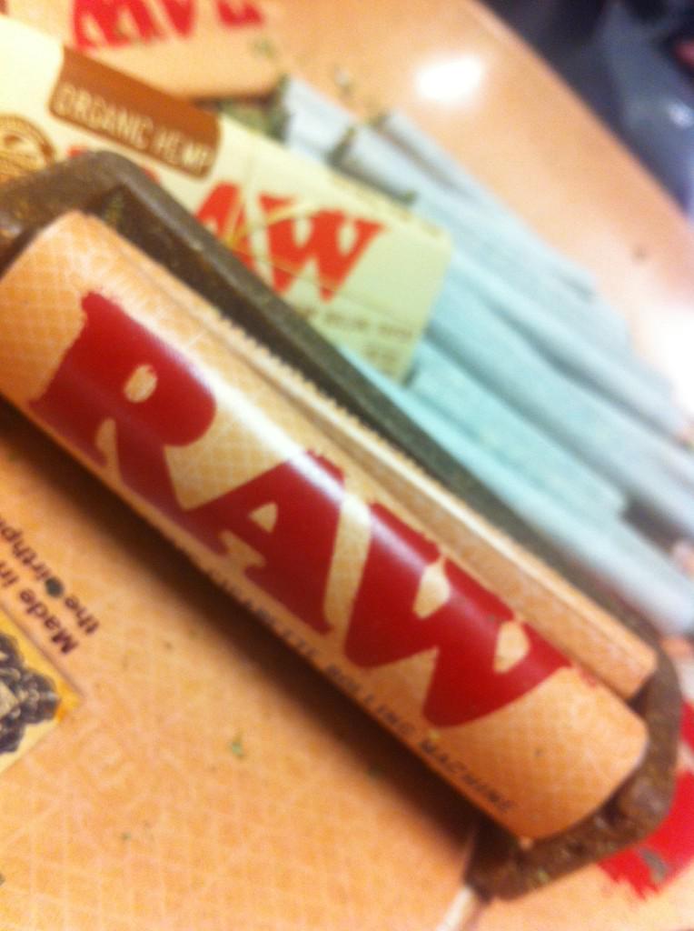 TrenSwag's tweet photo. Shouts out to #rawpapers joint game #fleeko http://t.co/XRiwcnuMd5