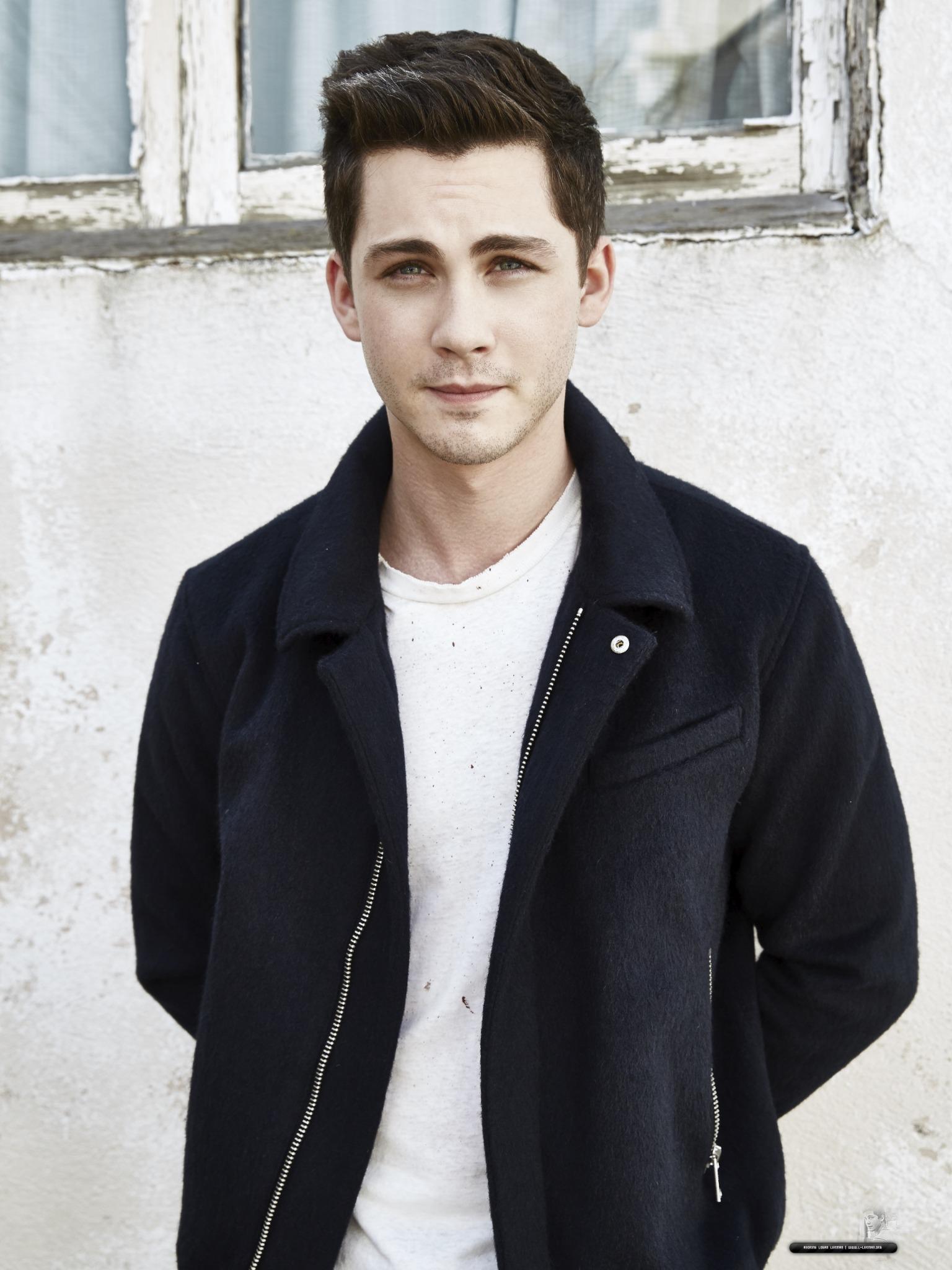 Hoy esta de cumpleaños el hermoso de Logan Lerman. 
Happy Birthday Logan. 