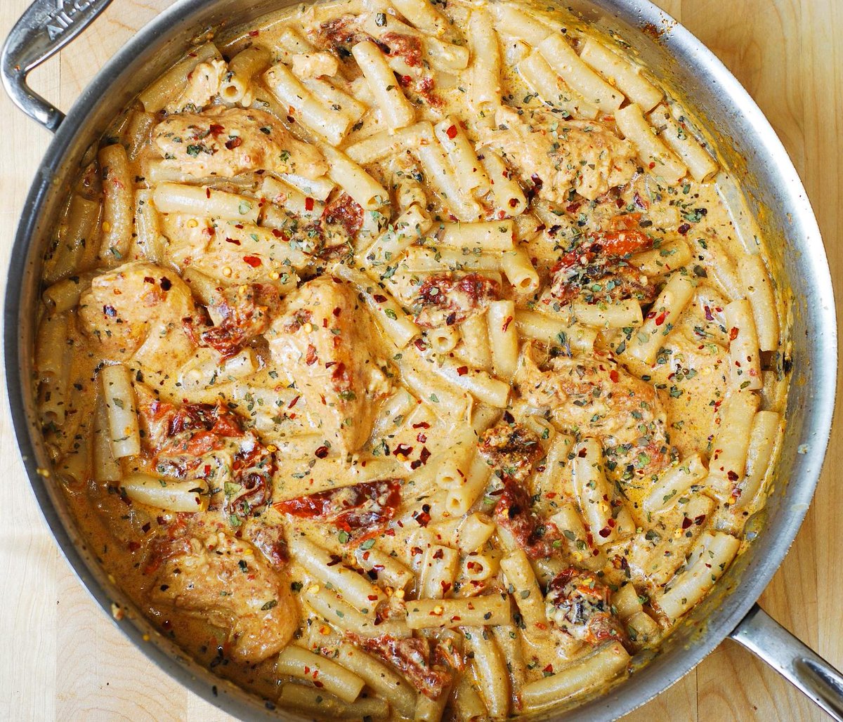 JuliasAlbum's tweet photo. Chicken Mozzarella Pasta with Sun-Dried Tomatoes http://t.co/nrVt3x3R1l #pasta #dinnerdate #Italian #MondayBlogs http://t.co/QhDcDh6h1Y