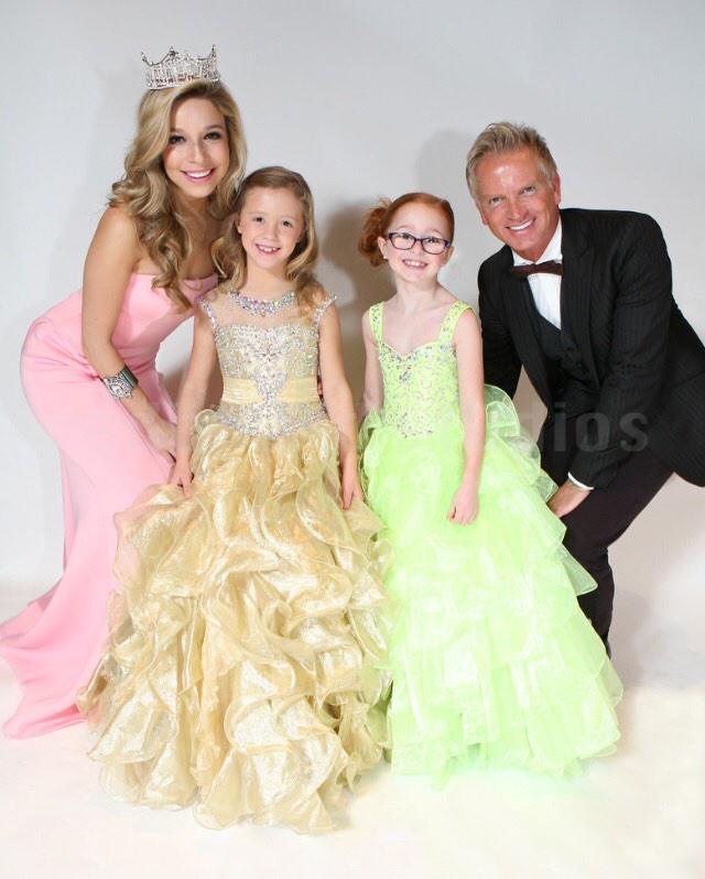Truairmakeup's tweet photo. My daughter and her friend with @MissAmerica @TonyBowls at Natalie M. Foundation! #MissAmerica #TonyBowls #ausmiss http://t.co/JVCrvo1tvq