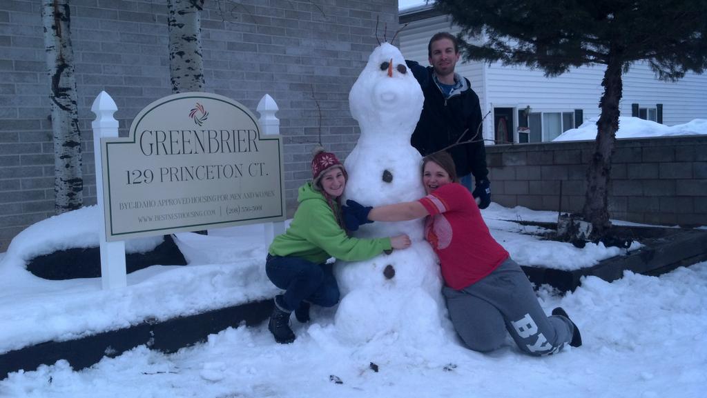 the_wildwaffle's tweet photo. Do you want to hug a snowman? @byuiscroll #rexburgWinters #whatWeDoWhenNotInClass #funInTheSnow http://t.co/cY5FFV3dDh