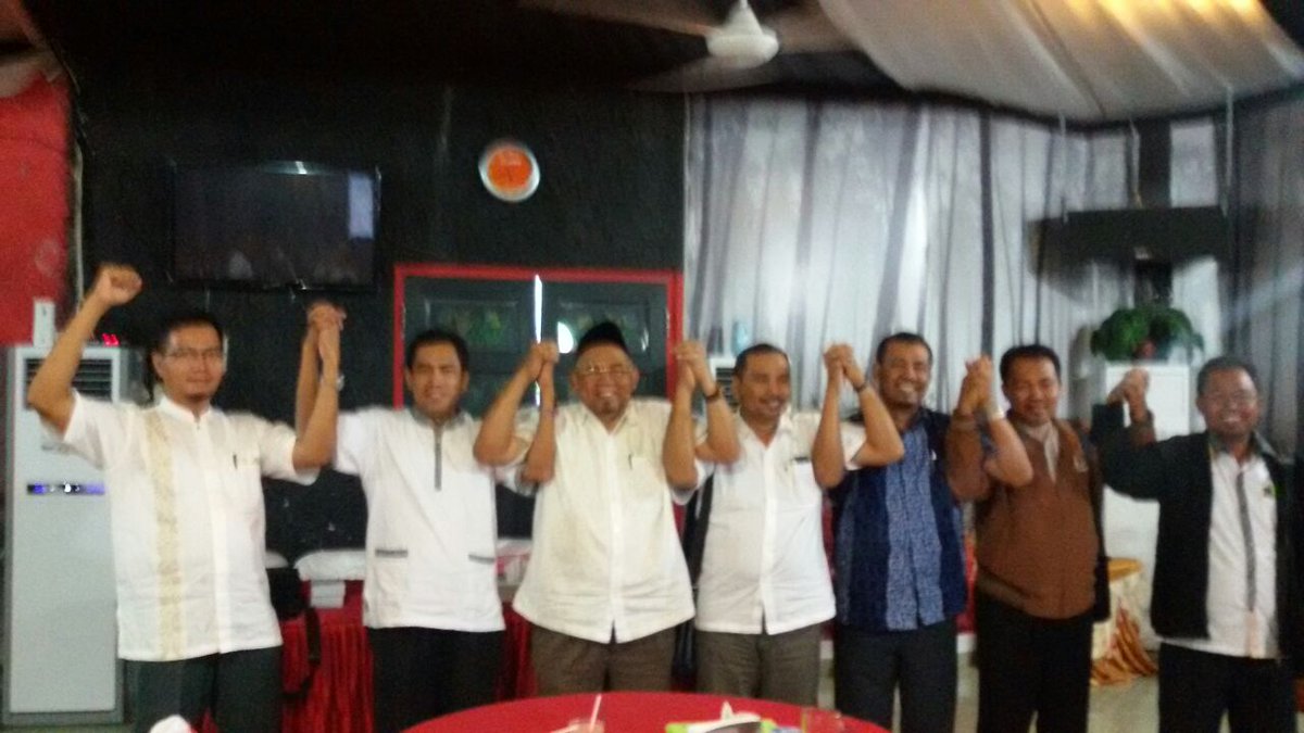 hmgamari's tweet photo. KOMPAK: bereng Ihsan Mustofa (DPRD Jateng), DD3 DPW @PKSjateng, Ketua DPD PKS se-Jateng3 &amp; Wilda Jatijaya @FPKSDPRRI http://t.co/e9iIGzXLXR
