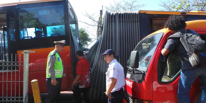FR2_Jakarta's tweet photo. @basuki_btp ayo pak batesin mobil,sbulan ja HI - Merdeka Brt ato Semanggi - HI,WANI ORA?pa cm sm motor aja beraninya? http://t.co/yPGOvF8PPb