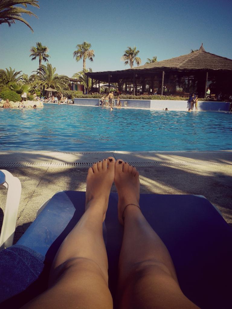 CeliaCPerezz's tweet photo. Que le den a los exámenes ¡Yo me vuelvo a la playa! 😫 http://t.co/9QjhqrdPRz