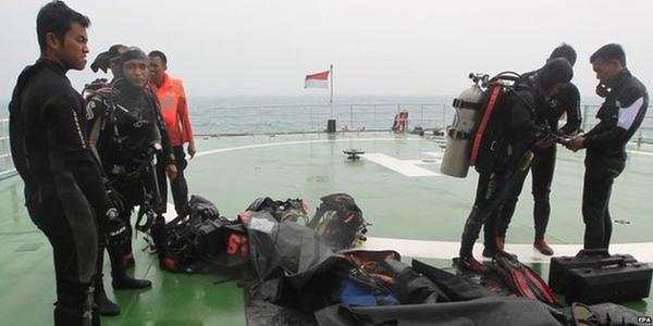 TheNewOcean's tweet image. #QZ8501 Recovery plan calls for lifting the fuselage to recover passengers. Strong currents in the #JavaSea.