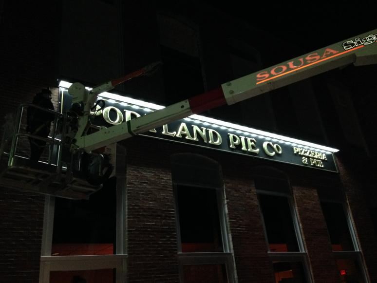 @portlandpie Biddeford new digs!  Loving it <a href="/SebagoSophie/">Sophie LeBlanc</a> @sebagobrewing Slick pouring