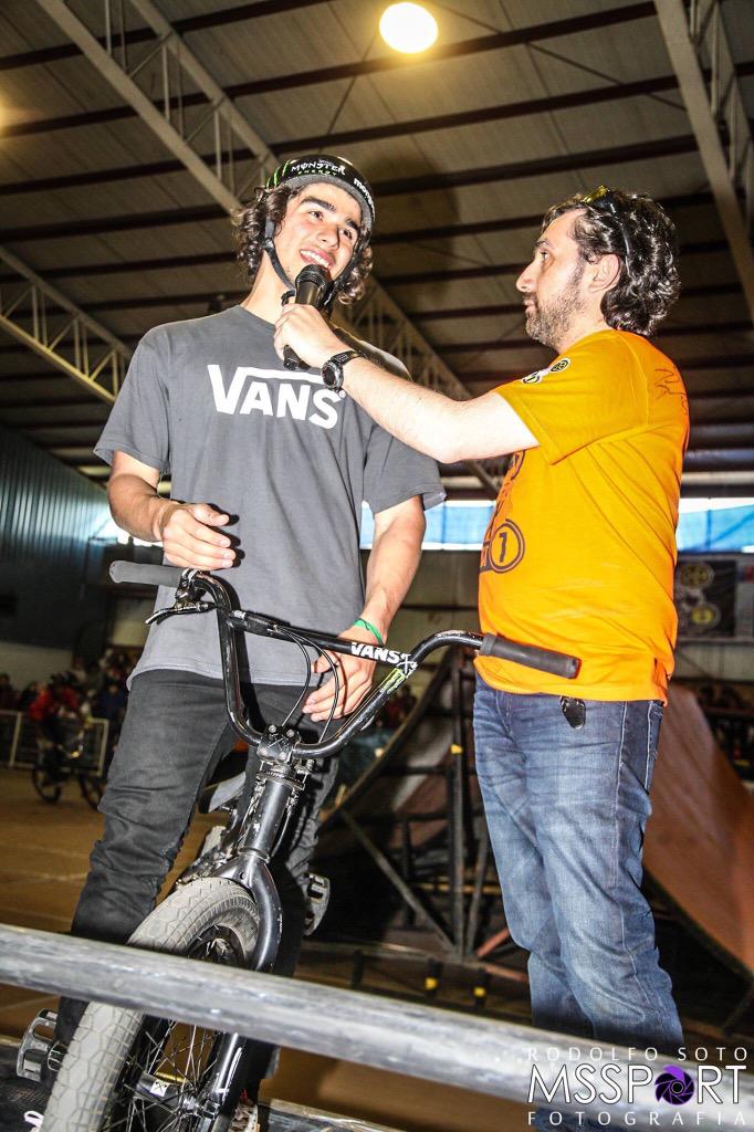 patagoniaracing's tweet photo. Presentando oficialmente a @KevinPerazaBmx en el @AustralContest Foto de @RodySotoMX http://t.co/mEscqfYiru