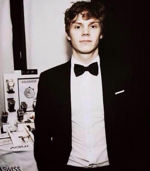 HAPPY BIRTHDAY TO MY FAVE EVER EVAN PETERS I ADORE U 