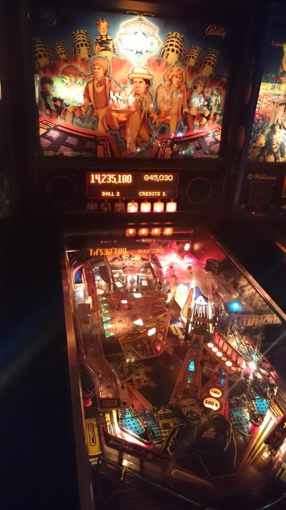 derrickc82's tweet photo. #DoctorWho pinball machine? Um, yes?!! @bbcdoctorwho http://t.co/9AYsKS56IU