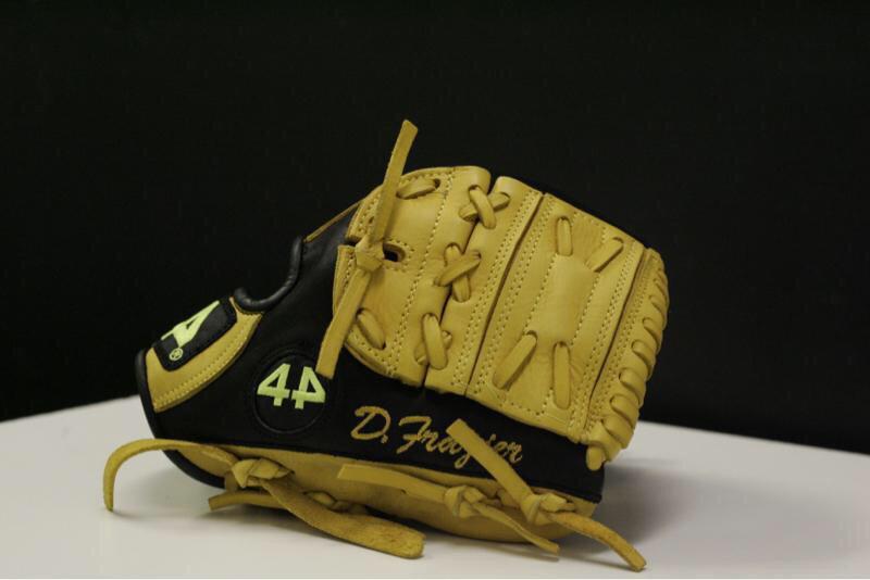 44ProCustom's tweet photo. “@WhitF02: @44ProGloves Black and Yellow 2-piece web” 💛 http://t.co/wxNZOVG2ct