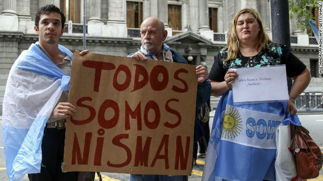 CNNEE's tweet photo. Marchas en #Argentina exigen justicia por la muerte de #AlbertoNisman [FOTOS] http://t.co/TwQwqV6Tz4 http://t.co/pQqEeXjl2w