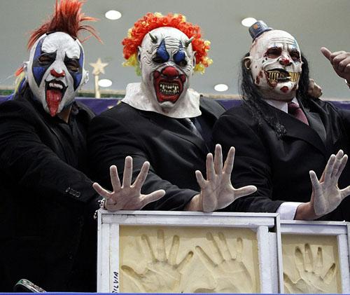 <a href="/Psychooriginal/">Psycho Clown🤡</a> <a href="/MonsterClown1/">monster clown</a> <a href="/MurderClown1/">Murder Clown</a> plasman sus huellas en @luminariass - bit.ly/1yjmSN2