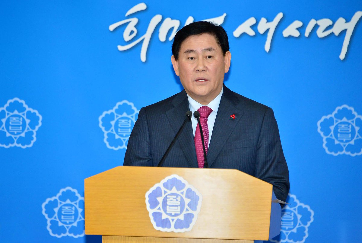 최경환 부총리는 연말정산 관련 브리핑을 열고 "실제 연말정산 결과를 바탕으로 소득계층 간 세부담 증감 및 형평성 등을 고려해 세부담이 적정화되도록 하겠다"고 했습니다. goo.gl/6dZqBa