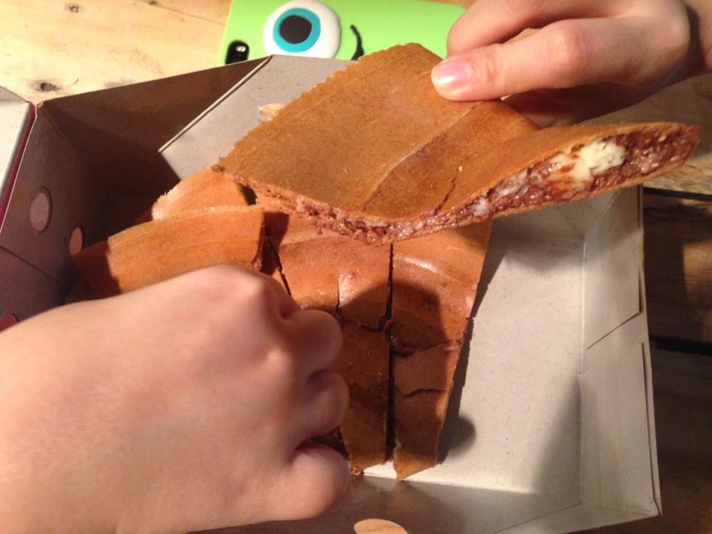 CulinaryId_com's tweet photo. #MartabakBoss itu enak hanya kita harus merogoh kocek lebih dalam krn martabak tipis topping tobleron saja 50rb http://t.co/yeXEXbptzm