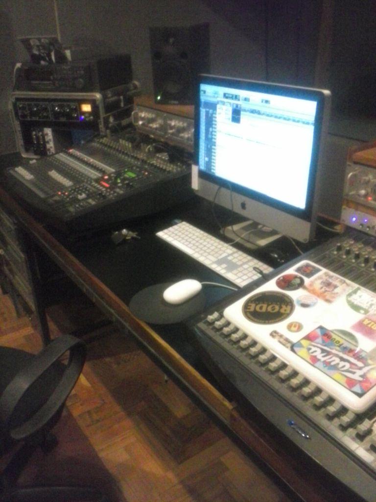 CaldenOficial's tweet photo. Recording Nights! #FaderRecords #Vergel #DiscoEterno http://t.co/pbKGgMeGwM