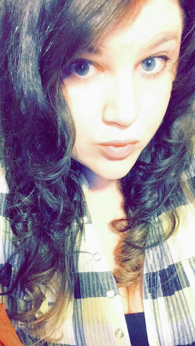 trashesxo's tweet image. Got bored and curled my hair..they are already falling... #straighthairproblems 🐝