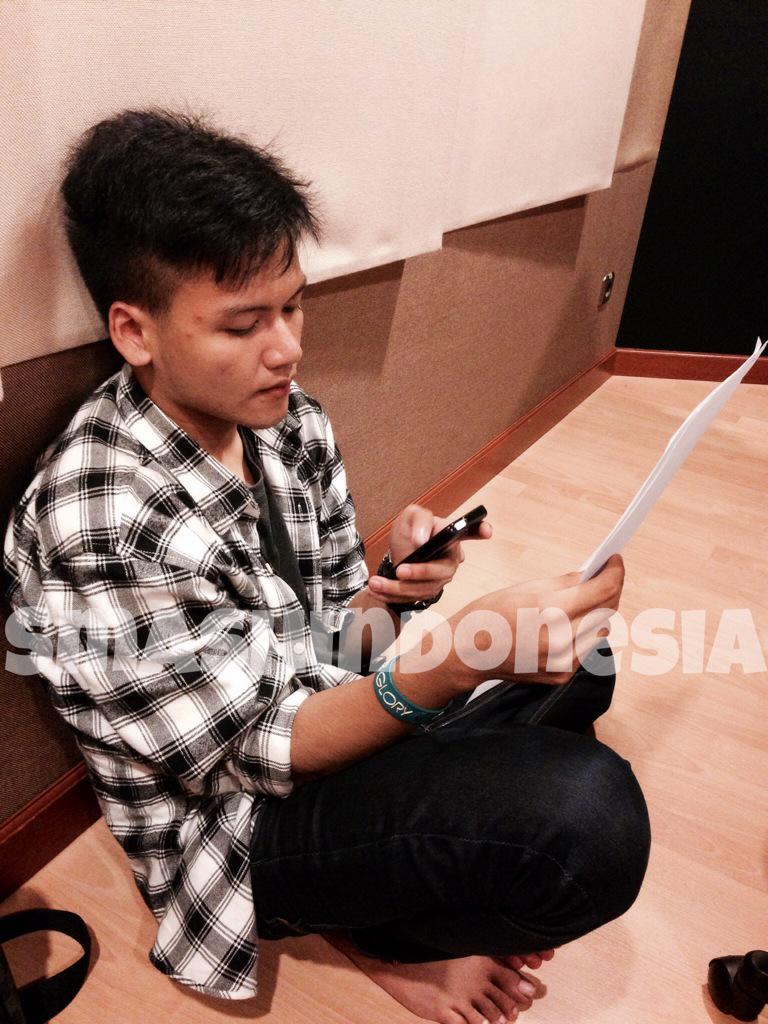 SMASHindonesia's tweet photo. Ka @MrIlhm liat kertasnya atau hp ya??? Heehe😁 http://t.co/ilxrlB83Kk